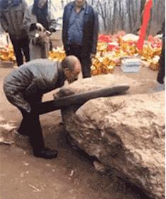 《青蛇劫起》用力过猛,扯到了胯