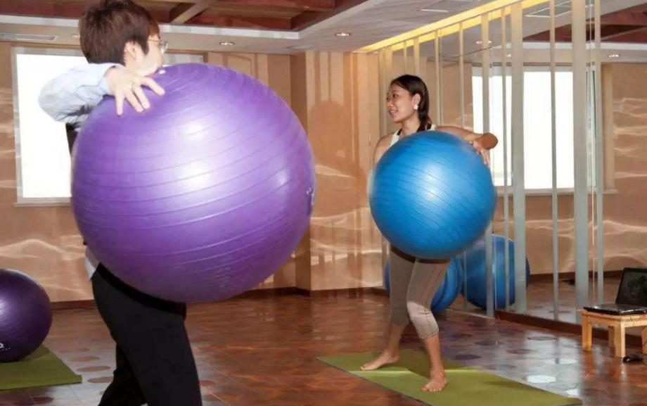 过预产期宝宝不怎么动,过预产期迟迟不发动的孩子