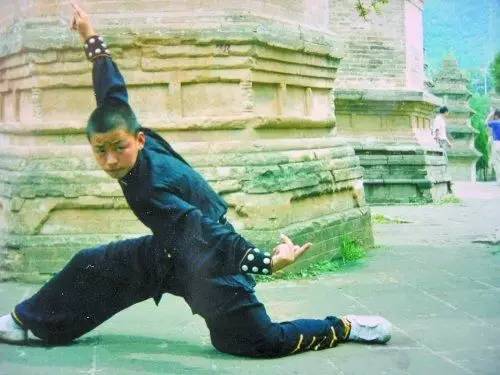 那一年岳云鹏14岁郭德纲26岁,岳云鹏连续13年为郭德纲庆生