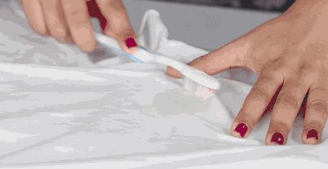 浅色的衣服有油污渍怎么办,衣服上的油污渍洗不掉怎么办