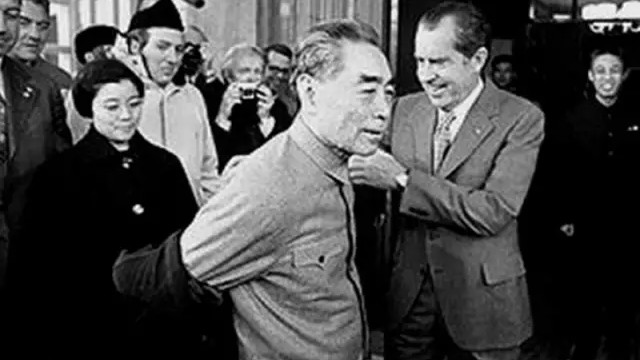 敬爱的周总理两次握手，高尚的情商和智慧，让数亿人敬仰