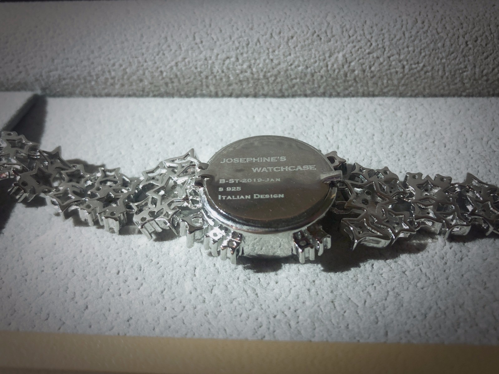 社交场合手镯的佩戴,社交场合怎么戴珠宝