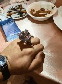 搞笑gif段子兄弟你把我吓到了,搞笑gif段子实在是猝不及防啊