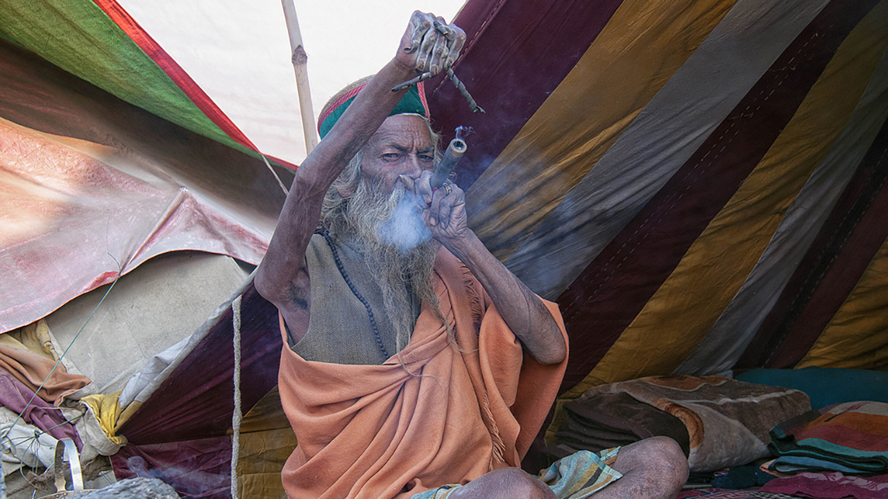 印度大叔为修行抛妻弃子,高举手臂46年,手臂都“干枯”了!
