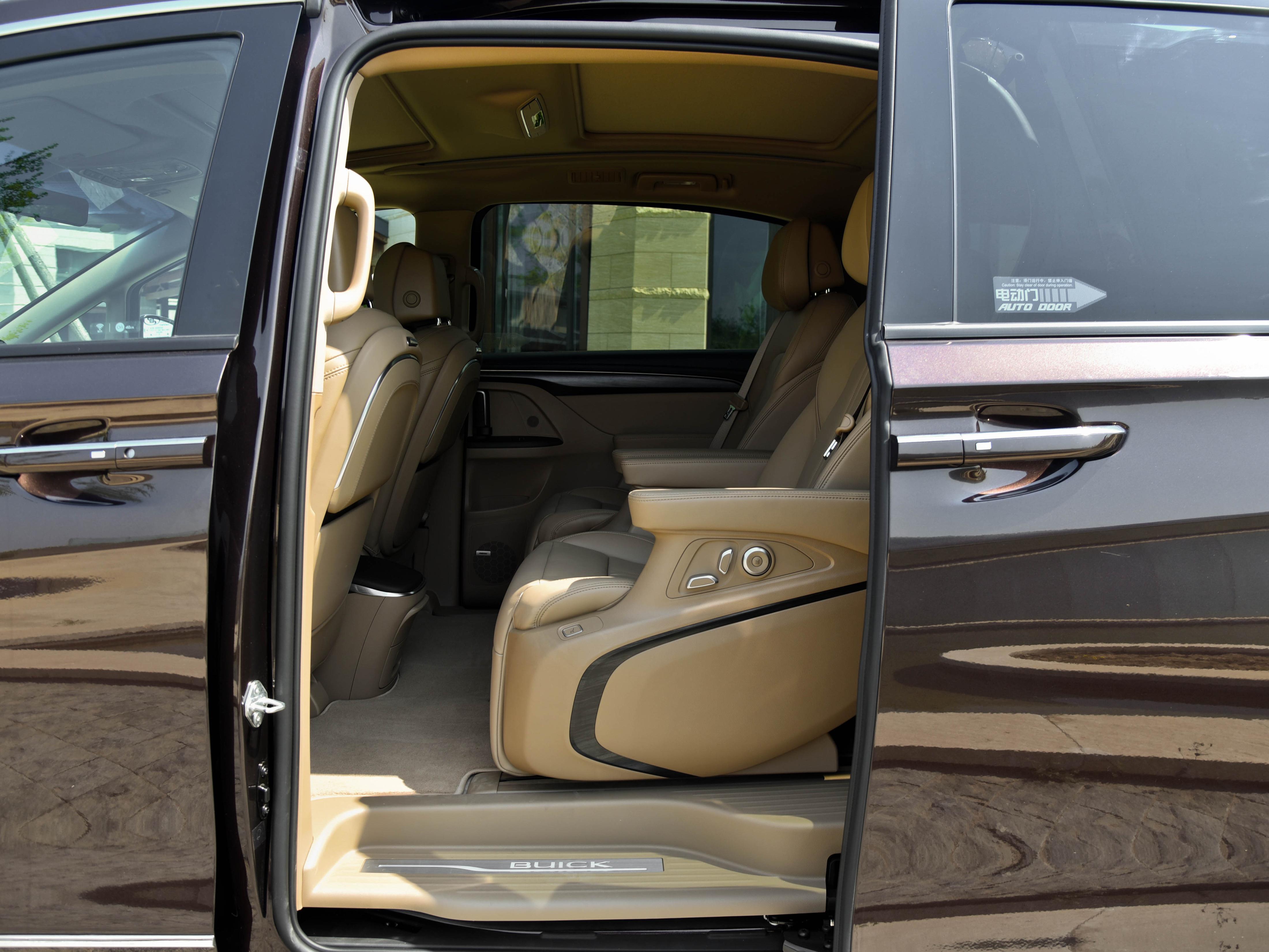 新款别克gl8陆上公务舱轻混版,别克gl8mpv价格一览表