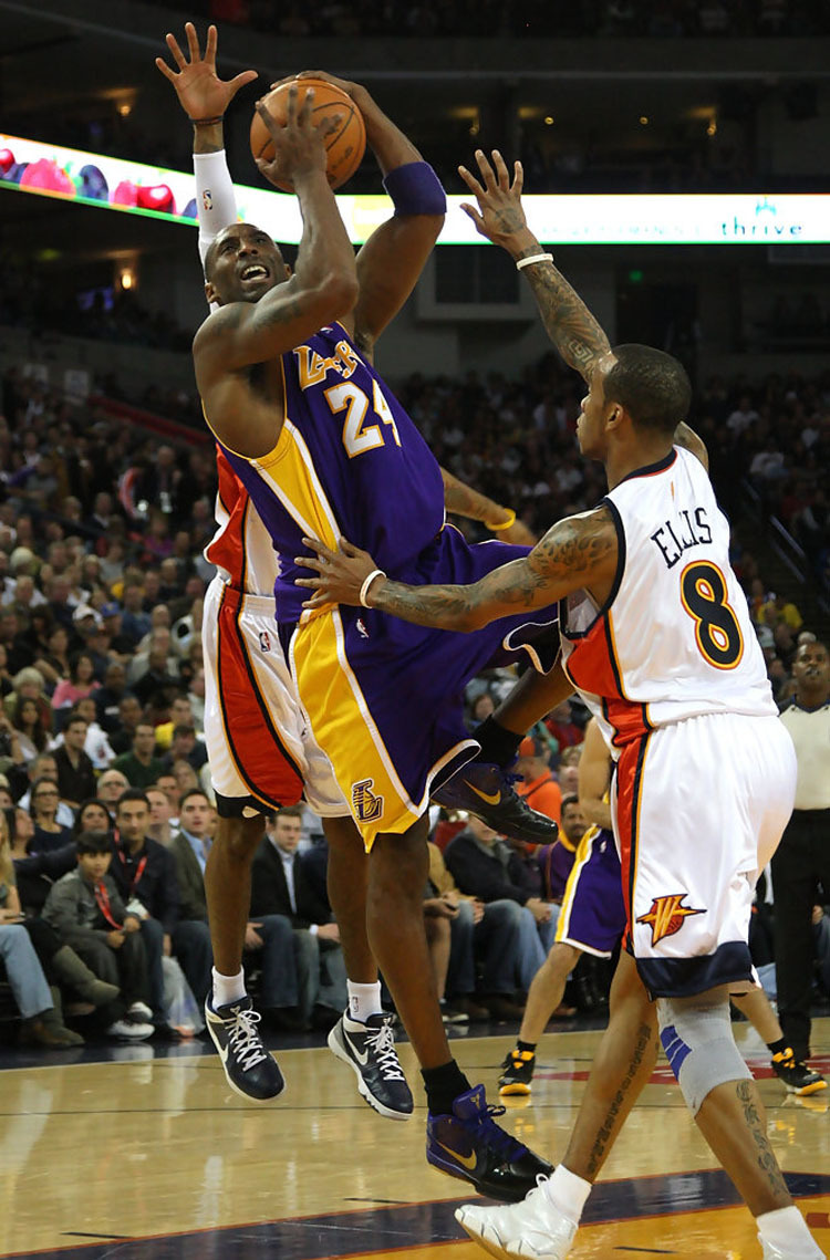 科比zk4季后赛上脚的照片,科比zk4紫金真假对比