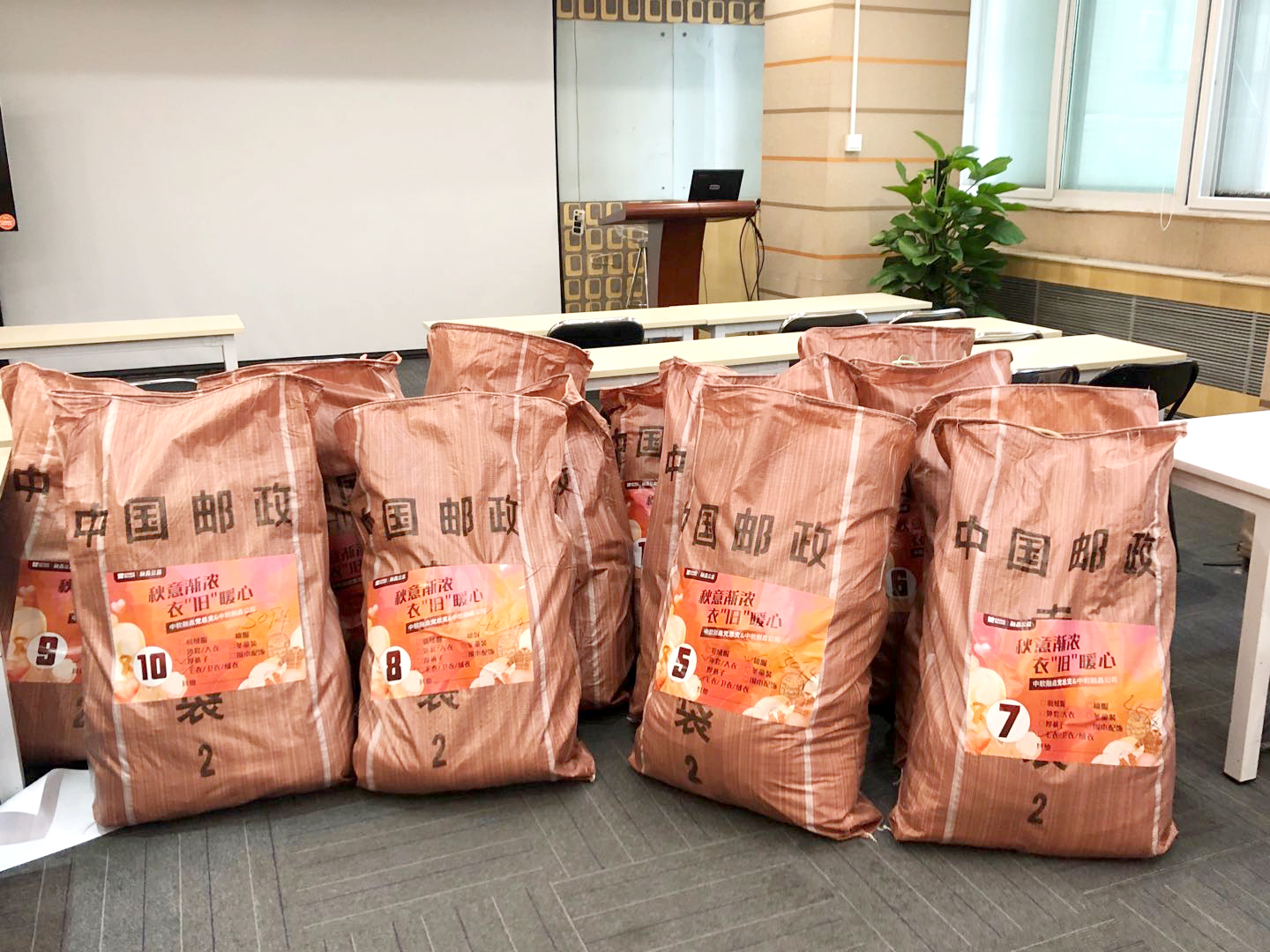 「融鑫公益」衣暖身，爱暖心