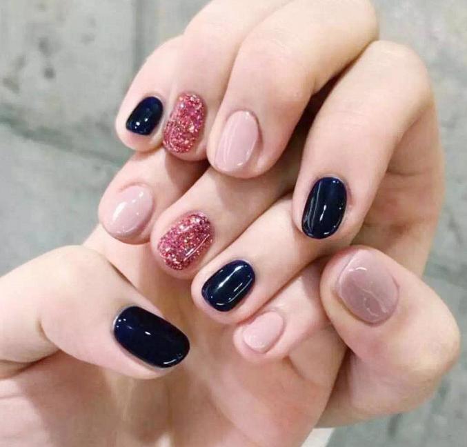 万能的亮片美甲不仅让你的指尖更出众，还会让你拥有好心情哦！