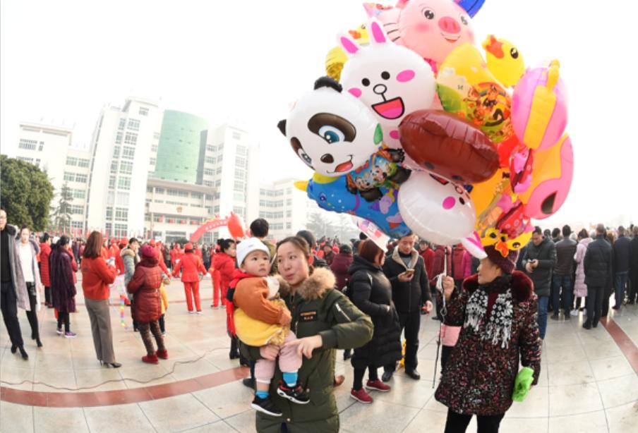 广元市老城小西街嘉陵广场,看看广场有多热闹