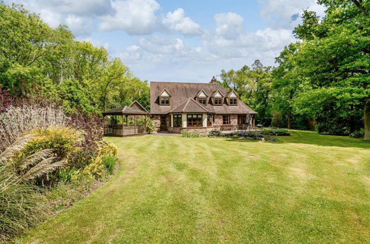 在英国100人民币能买到什么,100万英镑在英国能买什么房子