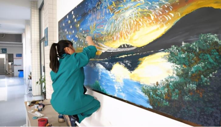 初三学生黑板报走红,初中生擦黑板报