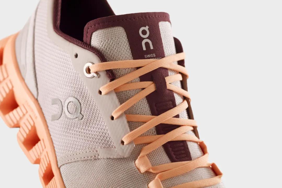 刘嘉玲穿运动鞋,54岁的刘嘉玲穿运动装登山