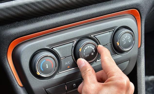 挡风玻璃结冰了怎么快速去除,挡风玻璃结冰怎么快速处理