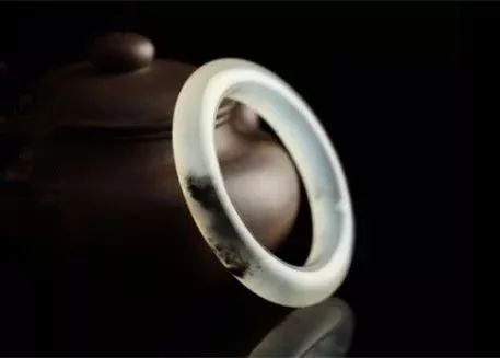 好品质的岫玉和差品质翡翠哪个好,岫玉与翡翠的鉴别方法有哪些呢