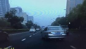 璧涜溅鎵嬪紑璧涜溅鍦ㄩ珮閫熷叕璺笂椋欒溅,鍦ㄩ緳宀╁ぇ閬撳紑璧涜溅