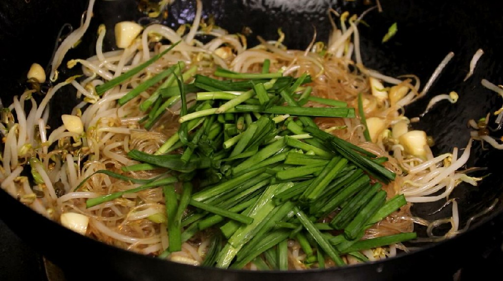 炒粉丝怎么炒才更好吃而不干呢,怎样炒粉丝不粘锅又好吃