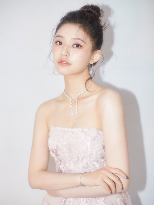 林允从普通到艺人,星女郎林允怎么选出来的