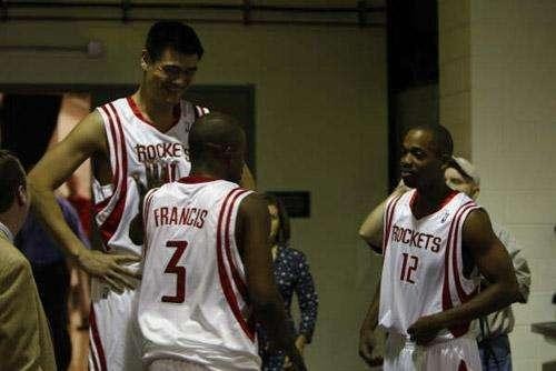 弗朗西斯替姚明出头事件,弗朗西斯为什么被暴扣