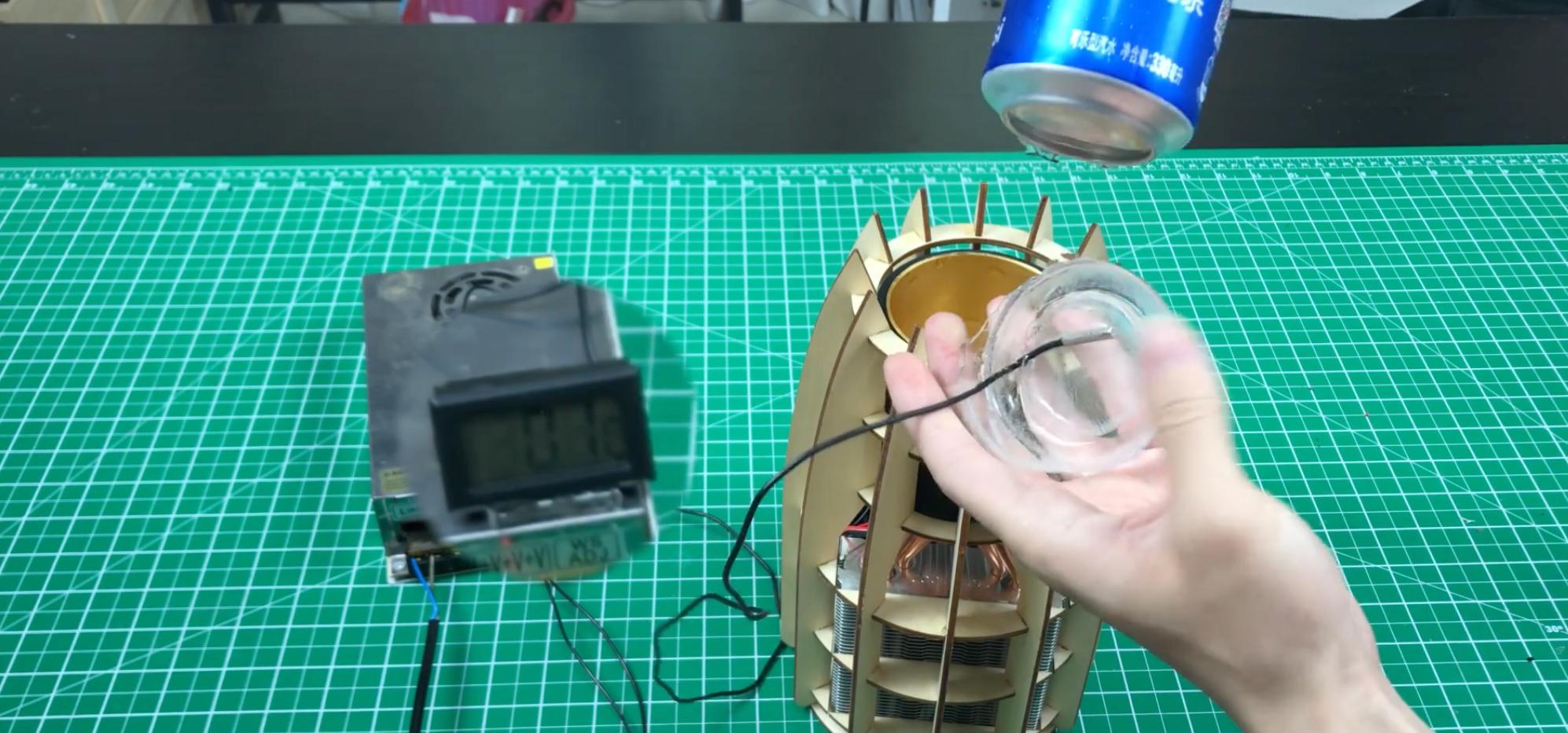 90后小伙自制飞行器出行,95小伙制作会飞的航母