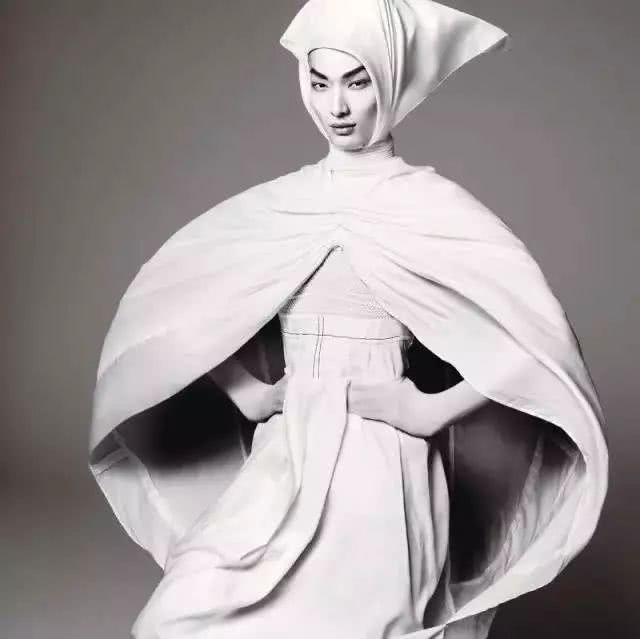 和胡兵一起走秀的中国男模,中国的男模胡兵和刘雯走秀