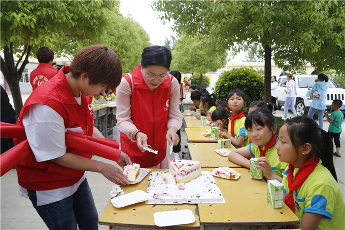 六一儿童节献爱心慰问活动,关爱困境儿童六一慰问暖童心