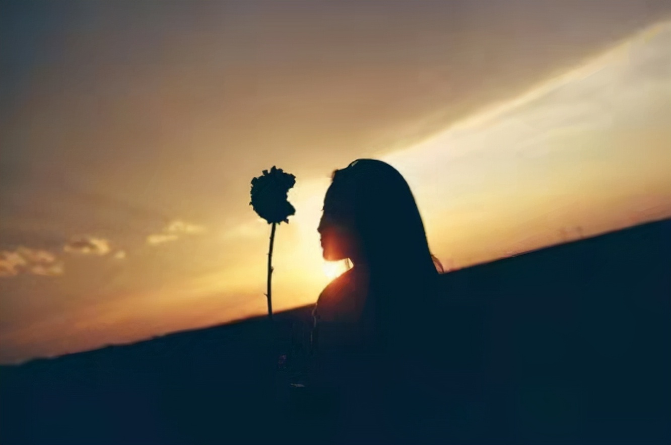 《微尘》:生命以痛吻我，还有谁在爱着我？