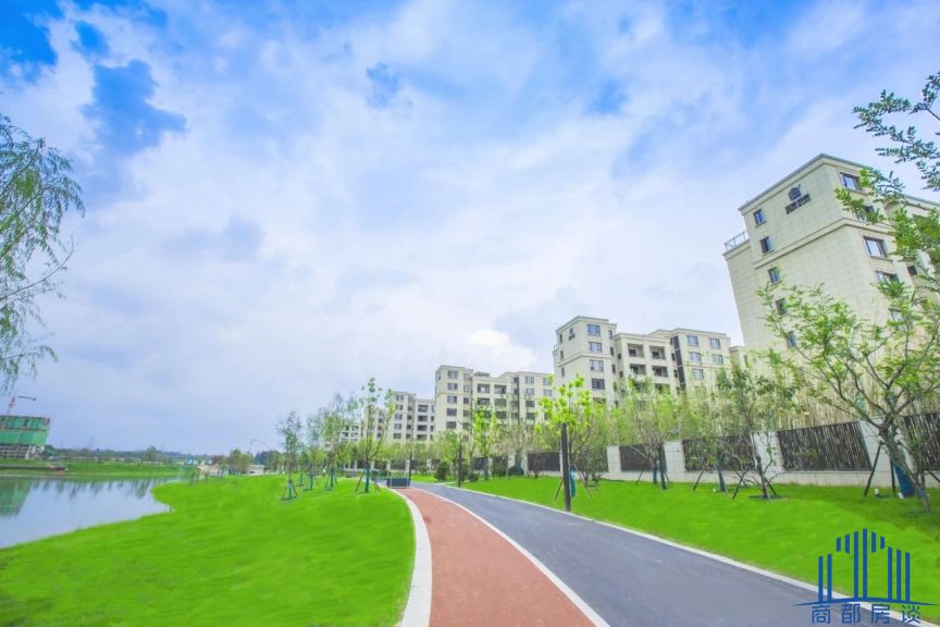 依水而眠只在江南水乡?也许,倾尽心力的内陆湖景更胜一筹