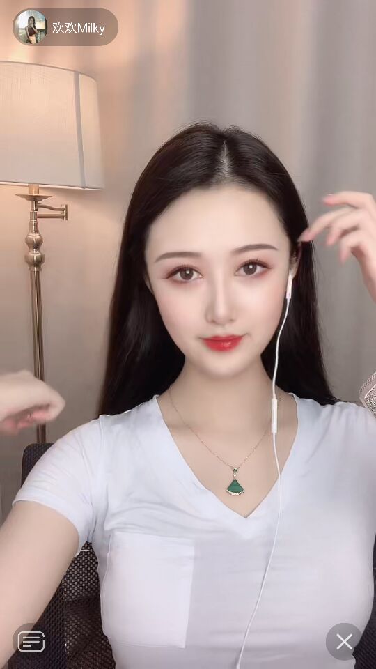 嵌上金饰、金丝的玻璃,让屋内充满金色阳光