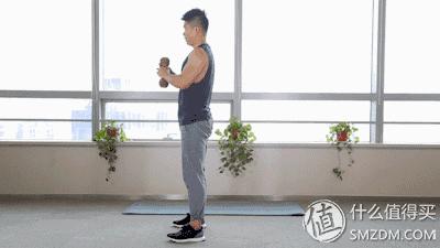 相扑哑铃深蹲的标准动作,哑铃深蹲标准动作