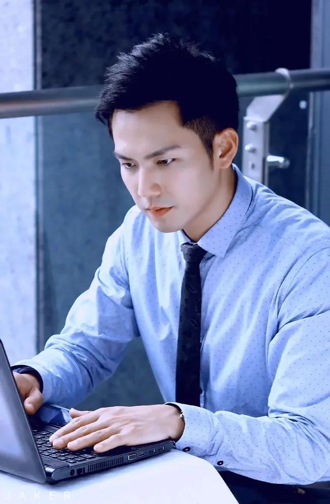 行走的荷尔蒙,这6位越老越有味,大胡茬克制又霸道,气质太绝了