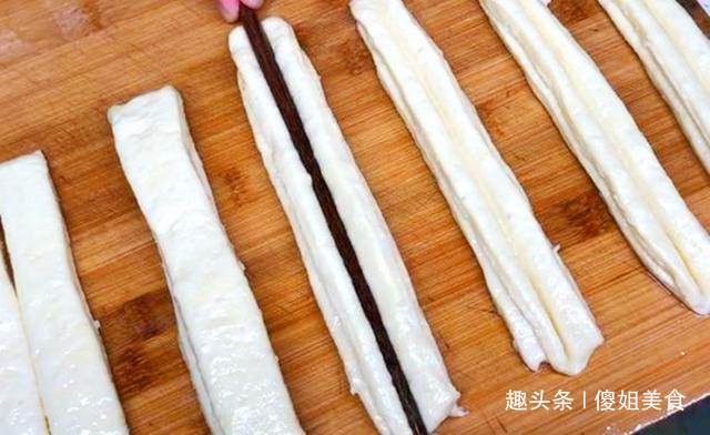 炸油条和面时可以加白糖和鸡蛋吗,面粉炸油条的做法家庭版