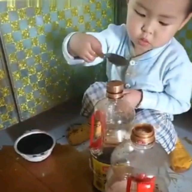 宝妈洗衣服时闻到一股酱油味,来到厨房一看,宝宝蹲着玩得起劲