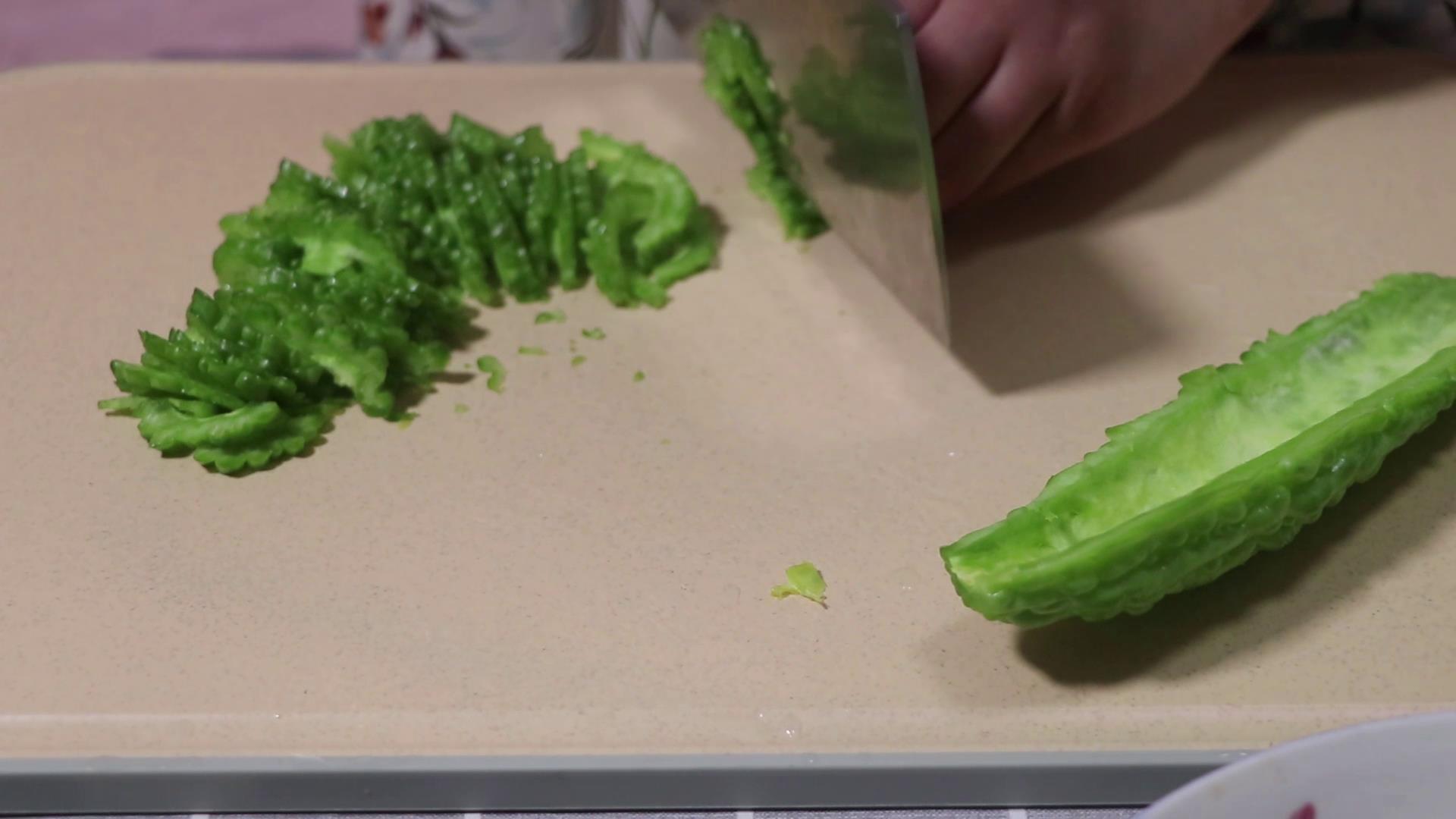 苦瓜如何做才不苦,苦瓜豆腐干炒鸡蛋怎么做苦瓜不苦