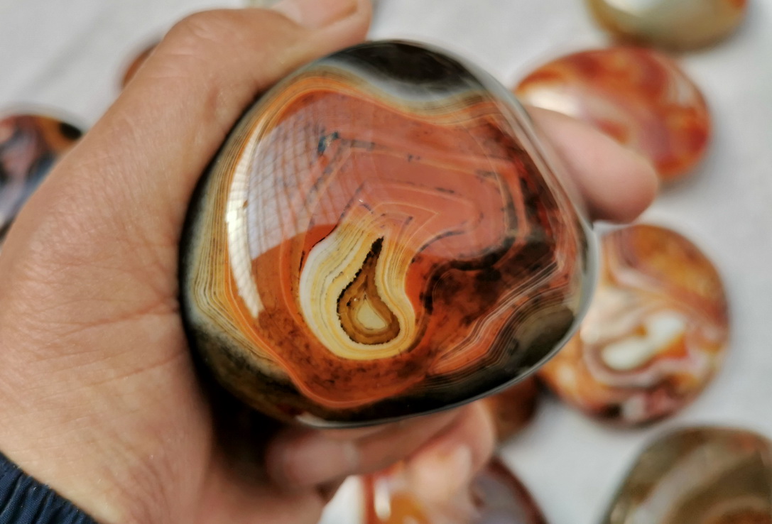 阜新缠丝玛瑙手串价格,阜新天然玛瑙红色磨砂缠丝散珠