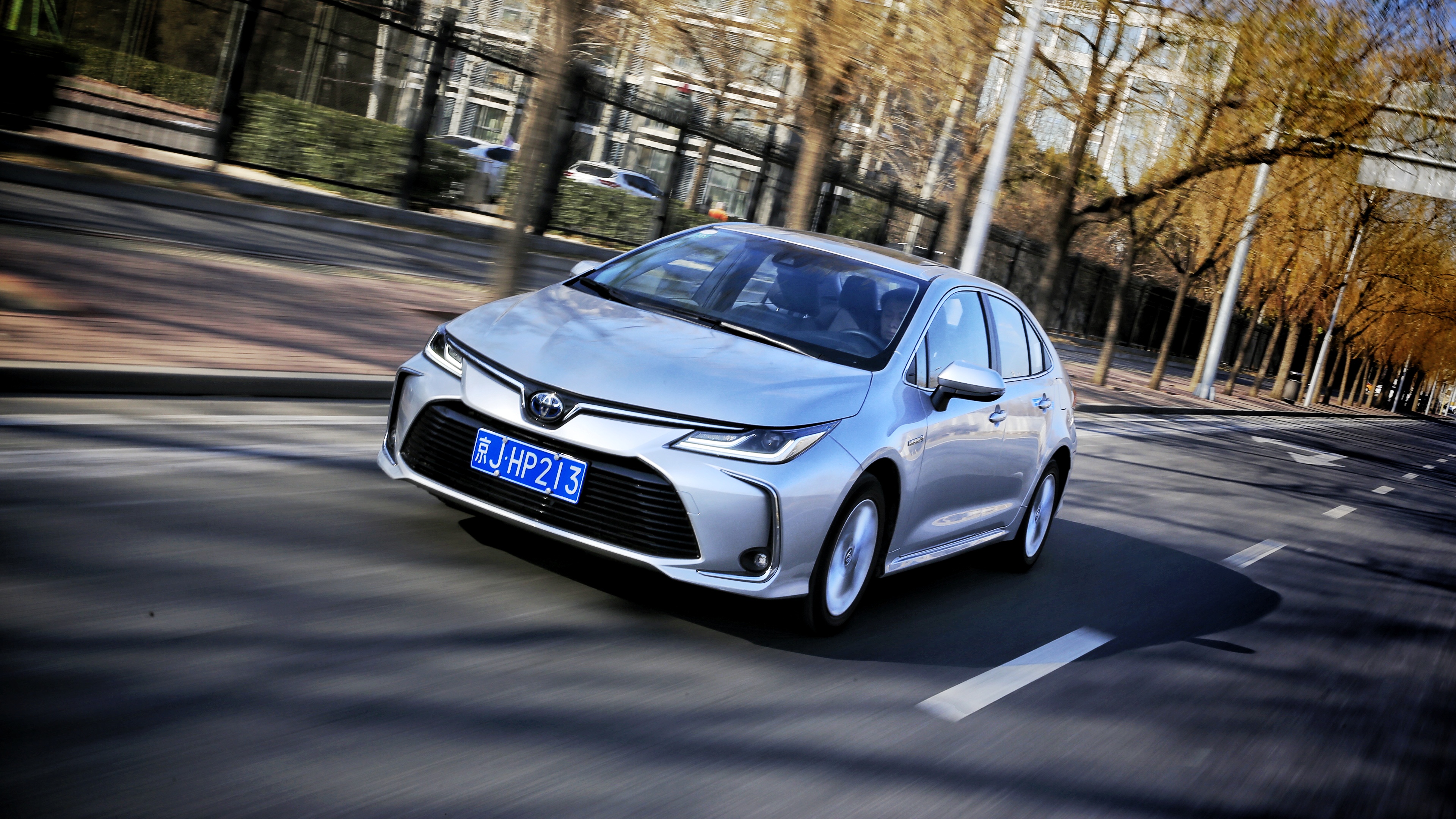 2020款卡罗拉双擎精英版试驾视频,卡罗拉双擎天青石2019款试驾