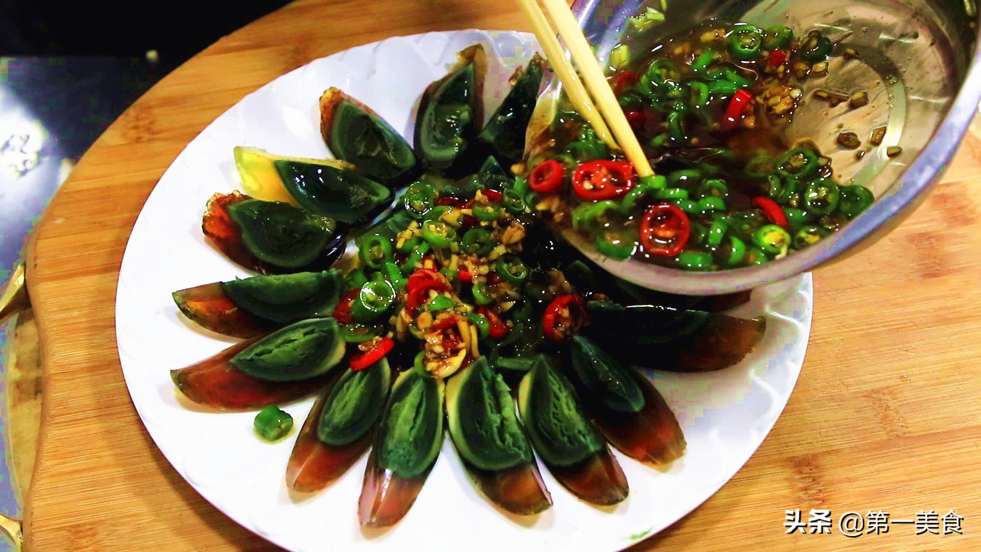 学会这凉拌技巧皮蛋滑嫩不涩,皮蛋如何不用姜拌凉菜