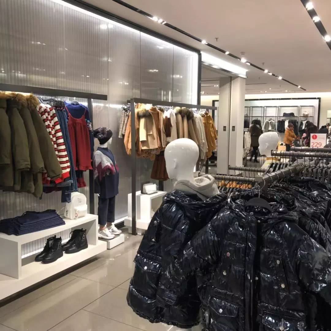 我带身高155的同事来到童装部，结果她逛疯了……