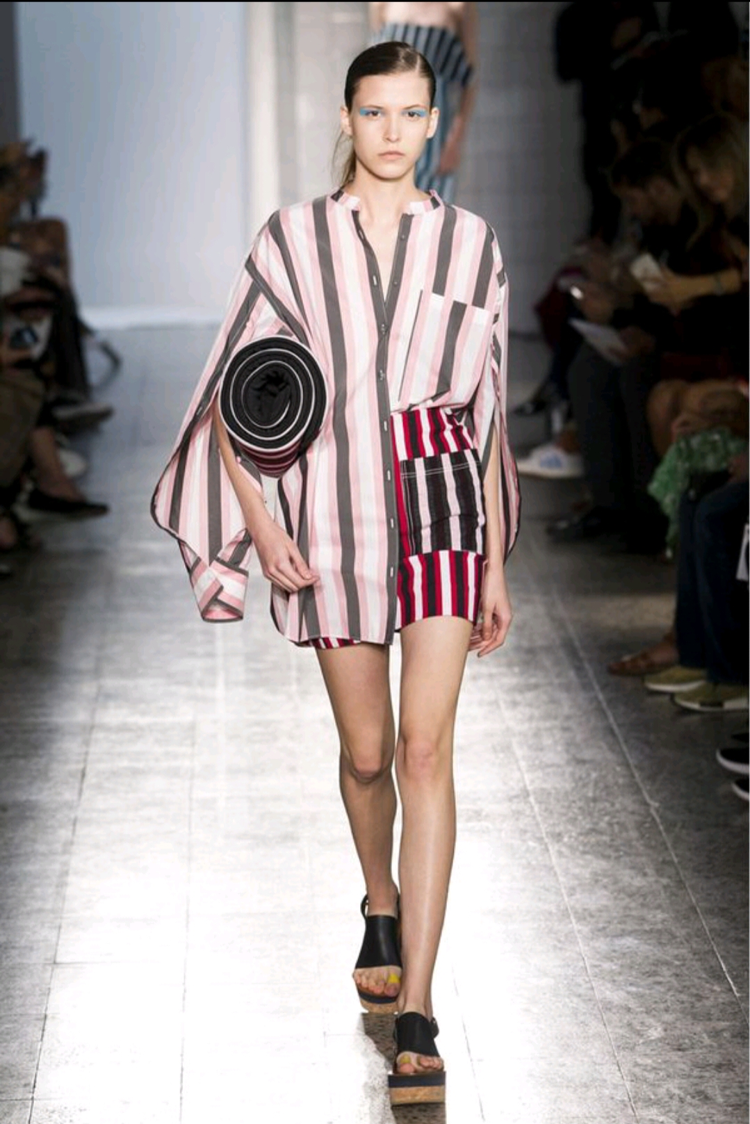 最近很火的塞衣角方式,女生塞衣角技巧