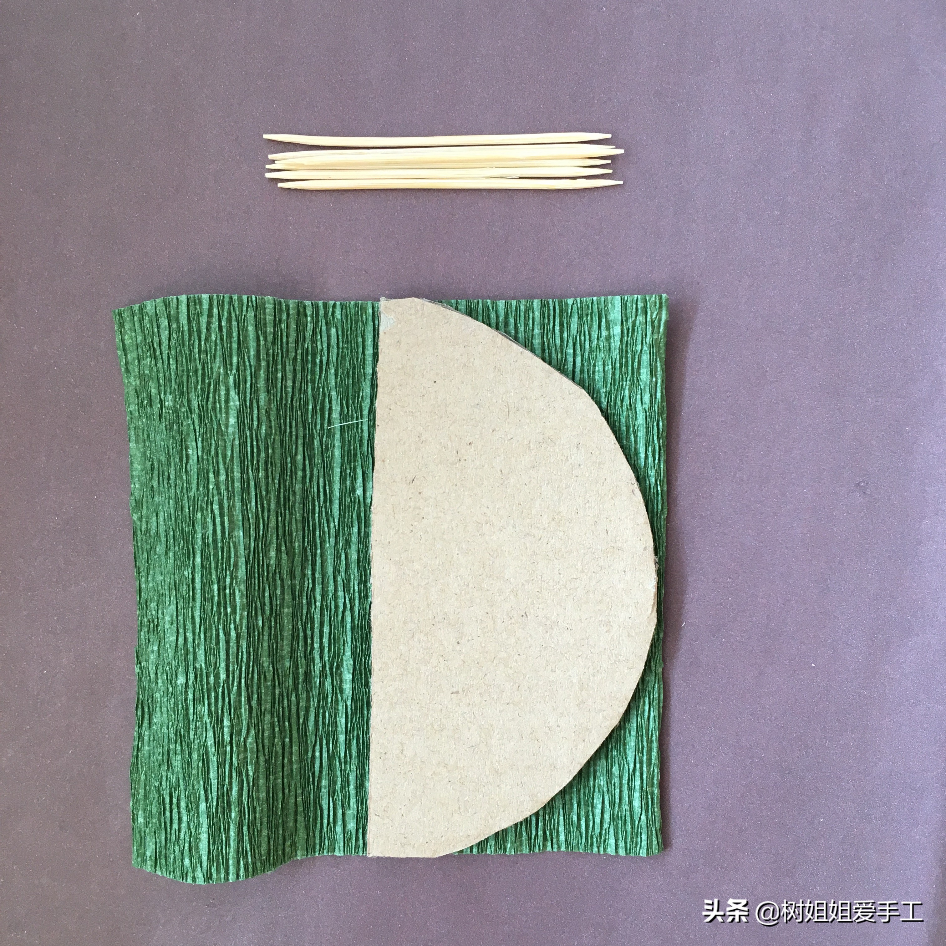 利用废酒瓶做的盆景,用废弃的缸做盆景