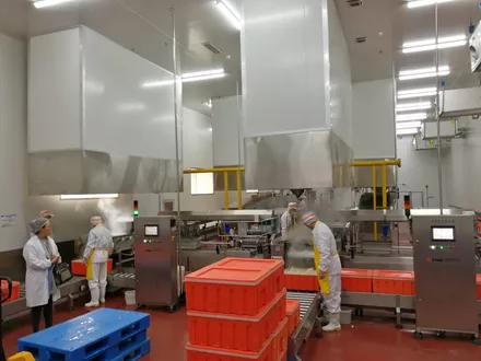 花1亿给员工包车，20年没人离职！他跟996对着干，却年赚230亿