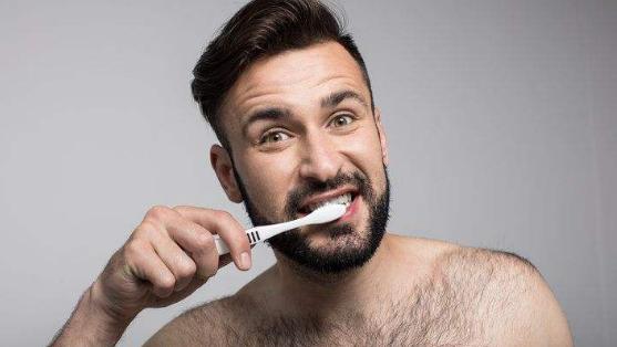 一刷牙就想呕吐是怎么回事,一刷牙就想干呕怎么回事