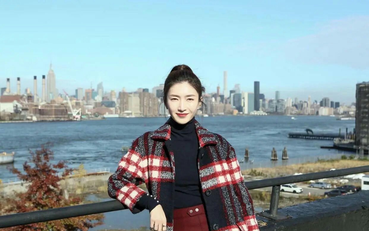 粉色唐老鸭卫衣江疏影,江疏影穿粉色外套和裤子潇洒时尚