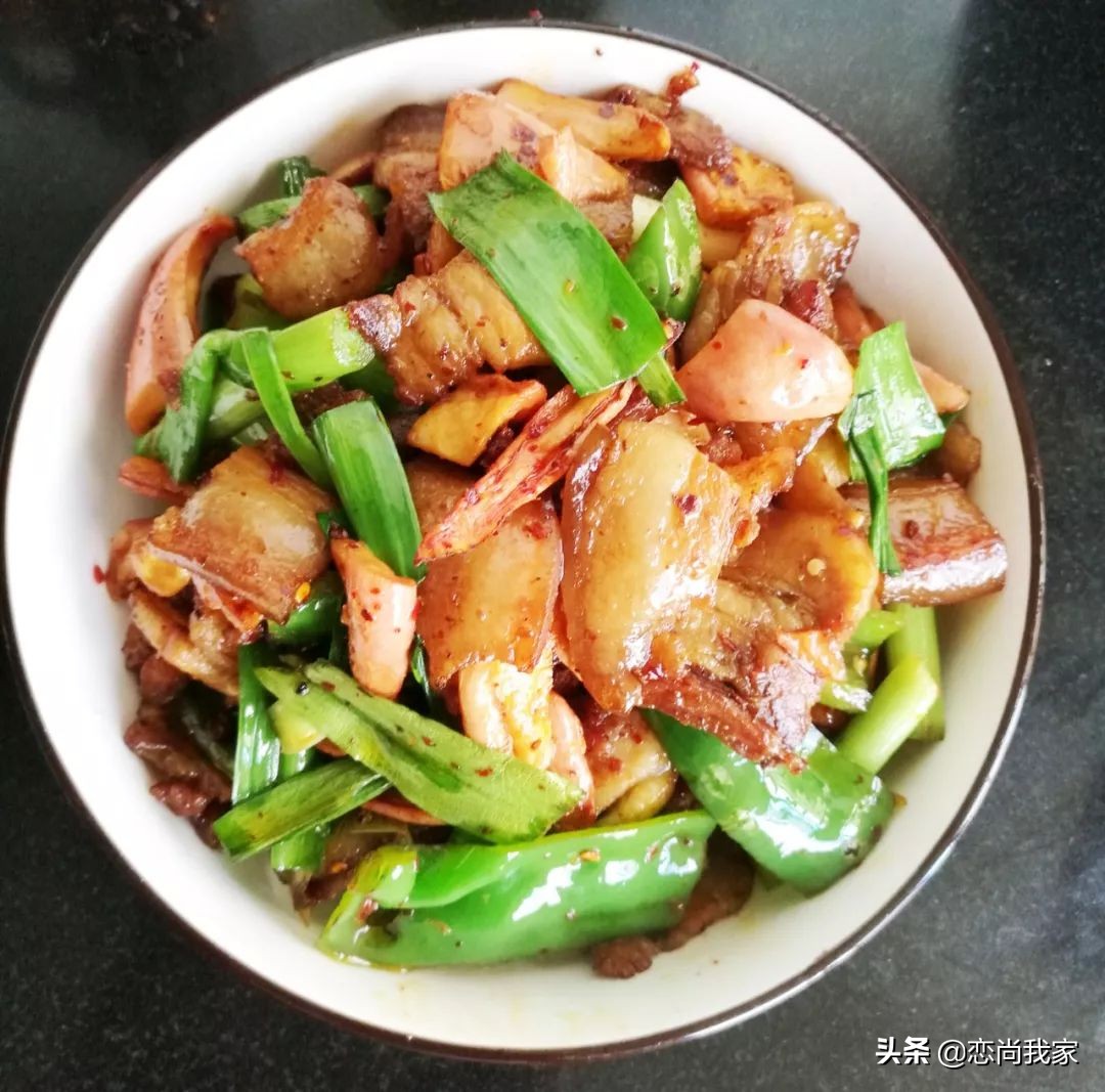 这个农家小炒菜,用萝卜干和猪肉一起炒,下饭就是香,肉贵也要吃