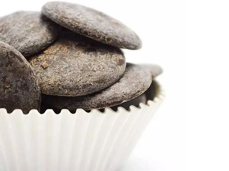 巧克力表面发绿了是不是霉变了,巧克力表面白霜是什么样的