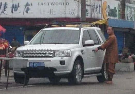 和尚开150万路虎，尼姑座驾百万保时捷，网友：佛祖知道吗？