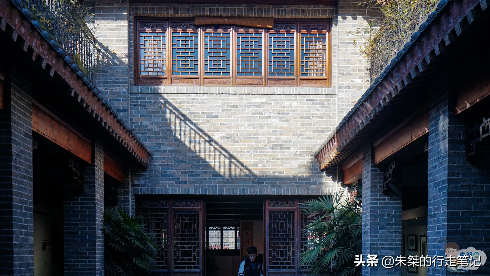 西安有一个名人故居，主人是复旦大学创始人，被誉为“当代草圣”