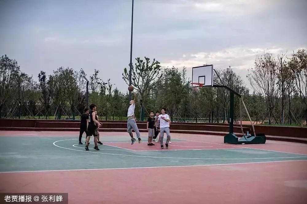 哪个公园好玩又免费又滑滑梯,半圆滑梯攀岩公园