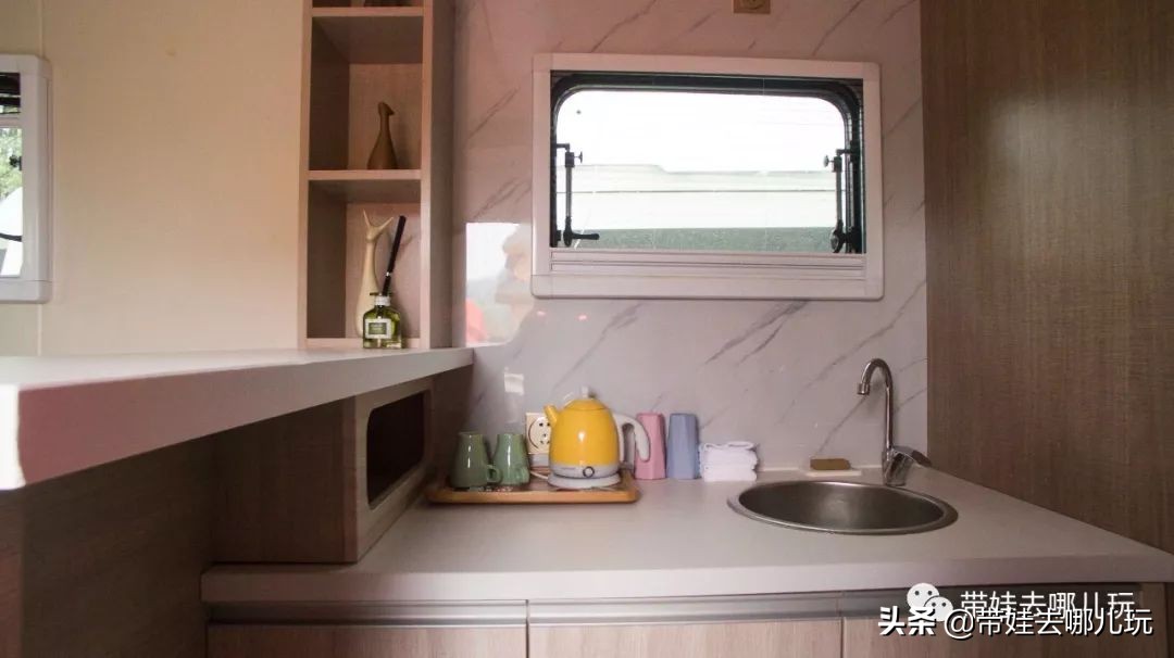 住别墅、滚草坪、躺在床上看电影，密云轻奢营地的花样玩法