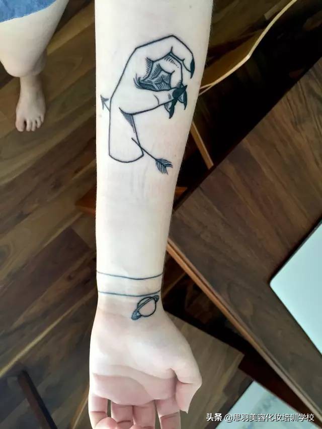 纹身并不能评价一个人的好坏,正确的纹身知识和护理方法
