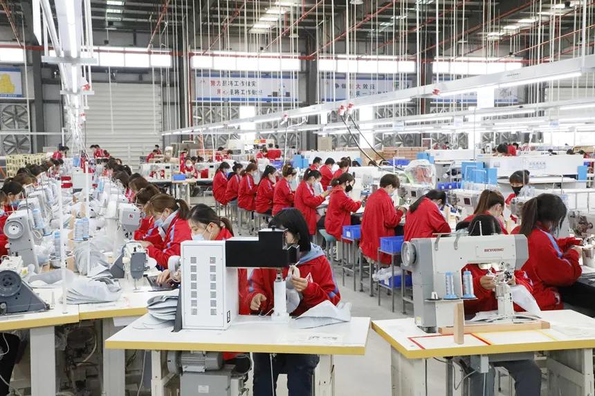 鸿星尔克新疆建厂新闻播报,鸿星尔克河南新店